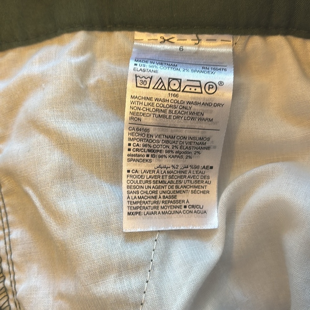 Old Navy  green mid rise everyday shorts, size 6 - Picture 6 of 6